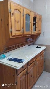 马特鲁港Luxry flat in matrouh的厨房配有木制橱柜和台面