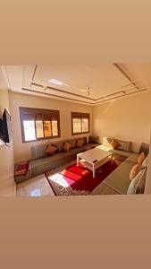 达赫拉Dakhla sky blue的客厅配有沙发和桌子