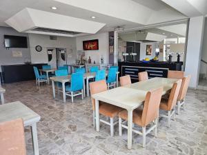 阿瓜斯卡连特斯LaVid Aguascalientes的一间配备有桌子和蓝色椅子的用餐室