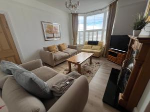 托基Spacious first floor family flat, Sea view的客厅配有沙发和桌子