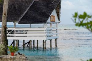 阿瓦托鲁Motu Fara Private Island的海滩上的一座水中建筑