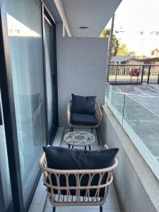 特木科Departamento Estudio, centrico的阳台上的椅子和枕头