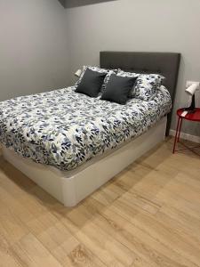 苏安塞斯Apartamentos El Valle的卧室内的一张带枕头的床