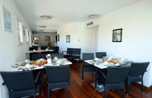 昂蒂布昂蒂布奥林普奥德利斯市公寓式酒店的用餐室配有桌椅和食物
