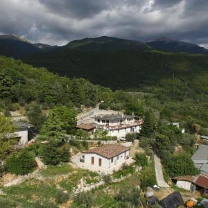 GuarcinoAgriturismo L'Arco的享有山景的房屋的空中景致