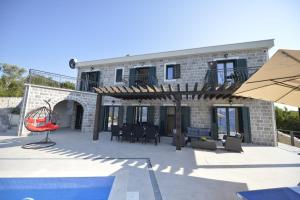 蒂瓦特Villa Vista Azzurra的一座带庭院和游泳池的房子