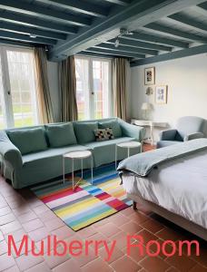 LoppemKasteelhof van Loppem的客厅配有沙发和1张床