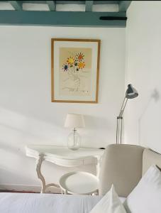LoppemKasteelhof van Loppem的白色桌子、灯和白色椅子