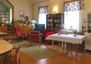 克里斯蒂娜港Lägenhet Elofstorps Gamla Missionshus的客厅配有沙发和桌椅