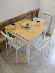 佩夏Casa in Bocca al Fiume的一张木桌,带两把椅子和两杯