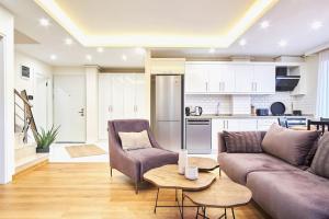 伊斯坦布尔Privat 3 Bedroom Duplex Apartment at Ulus Beşiktaş的客厅配有沙发和桌子