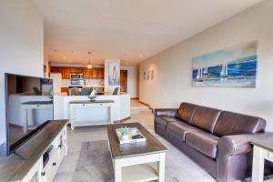 阿瓦隆Bright Catalina Island Condo with Ocean Views!的客厅配有沙发和桌子