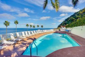 阿瓦隆Bright Catalina Island Condo with Ocean Views!的一个带椅子的游泳池,背景是大海