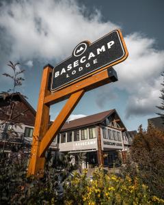 坎莫尔Basecamp Lodge Canmore的大楼前餐厅标志