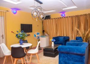 Suberu OjeRehoboth hotel, Apartment and Event services的客厅配有蓝色的沙发和桌子