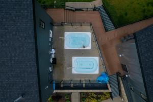 雷夫尔斯托克Basecamp Resorts Revelstoke的享有后院的上方景色,设有游泳池