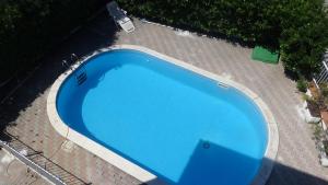 维拉皮亚纳Villa Felicia的蓝色游泳池的顶部景色
