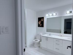 渥太华Voltage的白色的浴室设有水槽和卫生间。