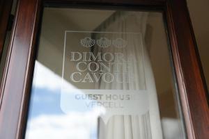 韦尔切利Dimora Conte Cavour的旅馆门口的标志