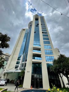 圣保罗Flat particular incrível dentro do hotel M Ibirapuera em Moema的一座高大的建筑,有很多窗户