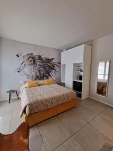 塞里亚泰Nyx Lilura Foresteria Lombarda的一间卧室配有一张壁画床