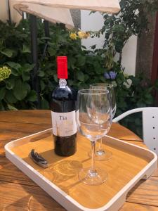 比索达雷加Quinta Da Estrada Winery Douro Valley的托盘上一瓶葡萄酒和一杯