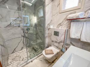 普拉奇里奥塞萨洛尼基国宾大酒店的带淋浴和卫生间的浴室