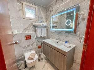普拉奇里奥塞萨洛尼基国宾大酒店的一间带水槽、卫生间和镜子的浴室