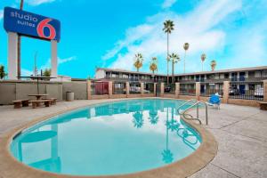 圣贝纳迪诺Studio 6 Suites San Bernardino, CA的和酒店同住的度假村的游泳池