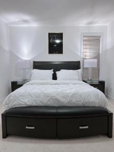 渥太华Voltage的卧室配有一张带白色床单和枕头的大床。