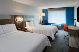 刘易斯顿刘易斯顿智选假日酒店的酒店客房设有两张床和窗户。