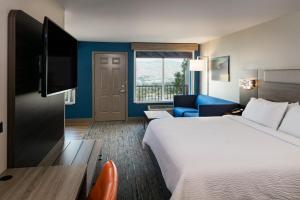 刘易斯顿刘易斯顿智选假日酒店的酒店客房设有一张大床和一张沙发。