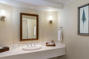 基督教堂市Turtle Beach by Elegant Hotels - All Inclusive的白色的浴室设有水槽和镜子