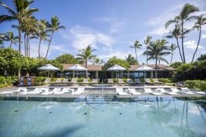 卡胡库Ocean Bungalows at Turtle Bay Resort的一个带白色躺椅的游泳池,棕榈树