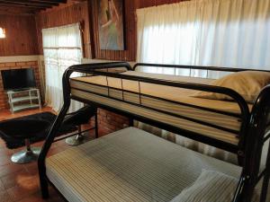 特拉Cabañas del Mar的一间卧室配有两张双层床和电视