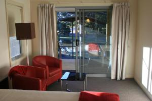 比舍诺比切诺海湾酒店的酒店的客房 - 带一张床、椅子和窗户