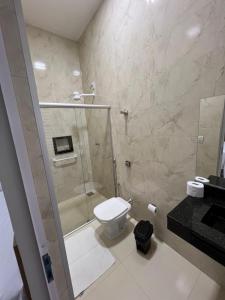萨利纳斯HOTEL XANGRILÁ的带淋浴、卫生间和盥洗盆的浴室