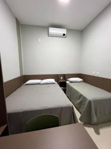 萨利纳斯HOTEL XANGRILÁ的一间医院间 - 带两张床和风扇