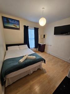 伦敦Bruce Rooms的一间卧室配有一张带两张木柴的床。