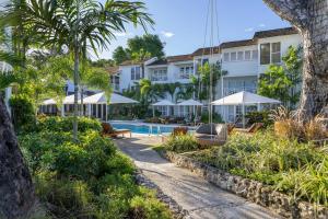 圣詹姆斯Treasure Beach by Elegant Hotels - All-Inclusive, Adults Only的一座带游泳池和度假村的酒店