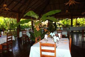 Tropic Hôtel餐厅或其他用餐的地方