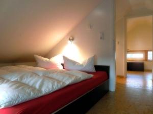 齐罗Lovely apartment in Immenstadt的一张带白色床单和枕头的床
