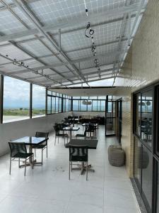 大坎皮纳Flat Mobiliado em excelente localização的用餐室设有桌椅和窗户。