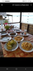 KriPasir timbul homestay的餐桌上满盘食物的桌子