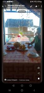 Kribyuk Beya homestay的电视屏幕上放有食物的桌子