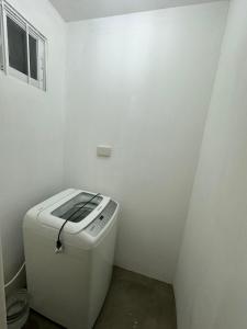 达沃市Arezzo Davao GZJ condotelle 300mbps wifi的一间白色的小浴室,内设卫生间