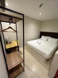 吉隆坡Swing & Pillows - KL Kuchai Lama formerly known as Sunrise Inn的卧室配有白色的床和双层床。