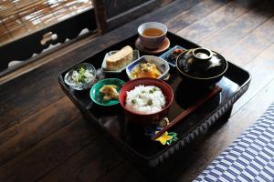 京都Bed & Breakfast Tsukiya的桌上的食品托盘,配以食物