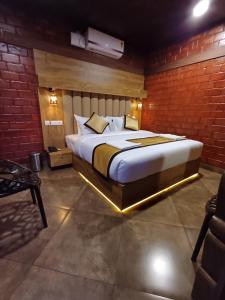 瓦尔卡拉East West Beach Resorts的卧室设有一张砖墙内的大床