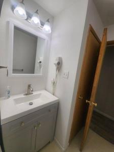 布什基尔Poconos Retreat的一间带水槽和镜子的浴室